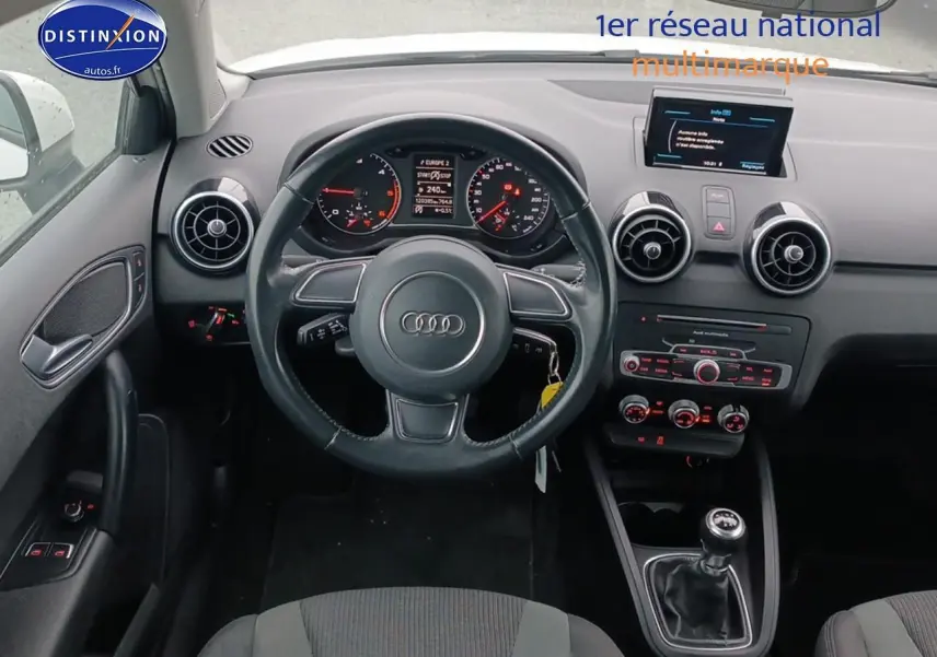 Vue intérieure de face du tableau de bord et volant cuir multifonction de l'Audi A1 1.4 TDI 90 Ultra Ambiente de 2015.