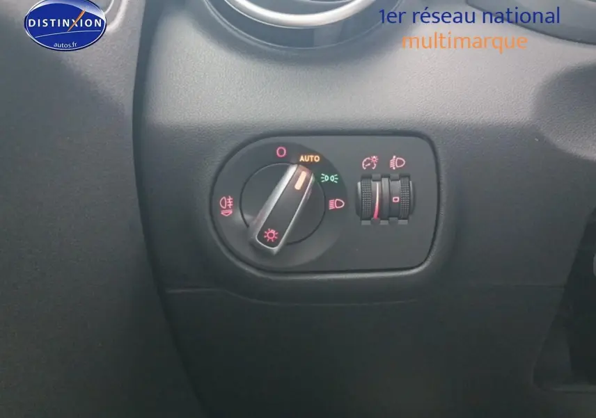 Gros plan sur le bouton de commande des phares dans l'habitacle de l'Audi A1 blanc, version 2015.