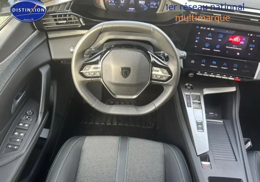 Vue intérieure centrée sur le volant multifonction et le tableau de bord numérique de la Peugeot 308 gris Sellenium.