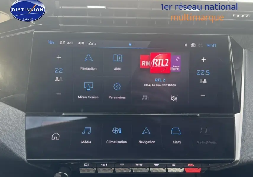 Écran tactile central de la Peugeot 308 2024 gris sélénite, affichant navigation et radio, vue intérieure frontale.