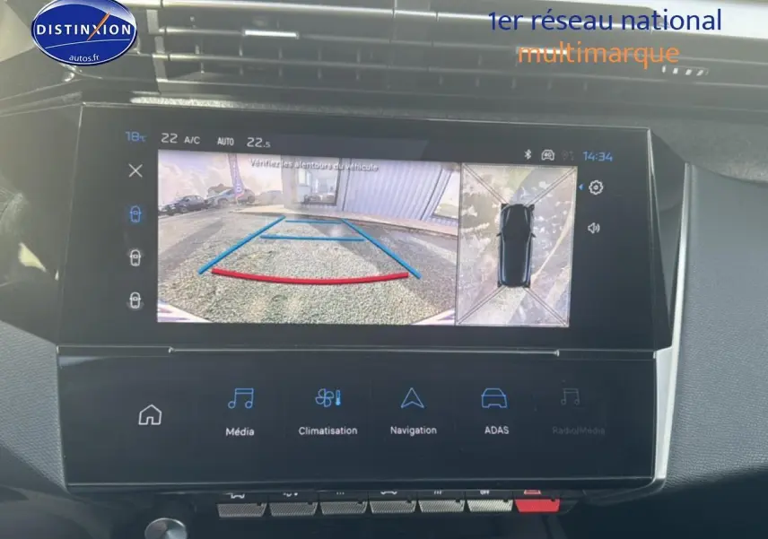 Écran tactile intérieur de la Peugeot 308 2024 montrant la caméra de recul et l’aide au stationnement.