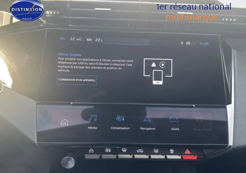 Écran tactile central de la Peugeot 308 1.2 130 allure eat8 2024, affichant options multimédia et navigation.