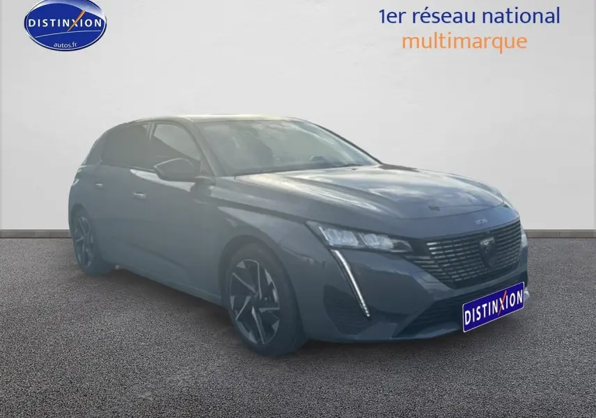 Peugeot 308 gris sellenium vue 3/4 avant droite, avec calandre noire et feux LED verticaux distinctifs.