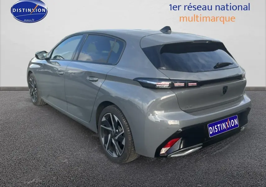 Peugeot 308 gris sellenium vue 3/4 arrière droit, feux arrière LED allumés et jantes alliage distinctives.