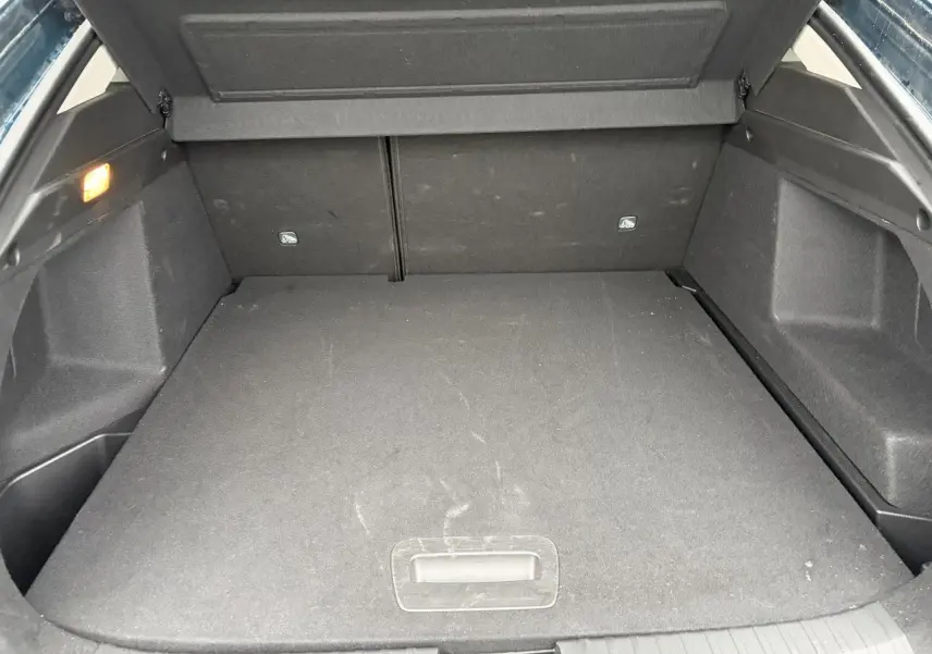 Coffre ouvert du Renault Arkana 2025, vue intérieure montrant un plancher plat et un éclairage latéral.