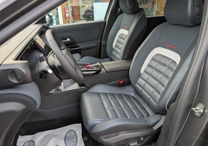 Vue intérieure côté conducteur du Citroën C5 Aircross gris, avec sièges en cuir et textile gris à motif matelassé.