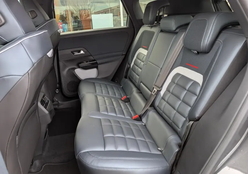 Vue côté droit de la banquette arrière en cuir gris foncé avec surpiqûres et appuis-tête réglables du Citroën C5 Aircross.