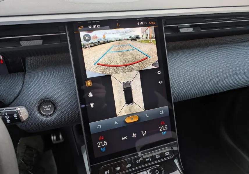 Vue rapprochée de l’écran central tactile vertical affichant la caméra de recul du Citroën C5 Aircross gris.