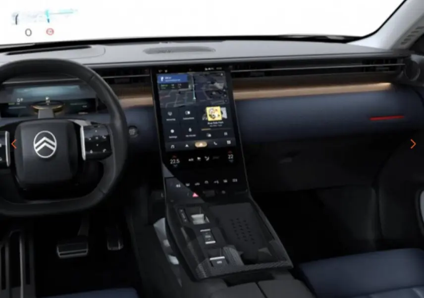 Intérieur avant du Citroën C5 Aircross gris, tableau de bord avec écran tactile vertical et sellerie bleu Sofa.