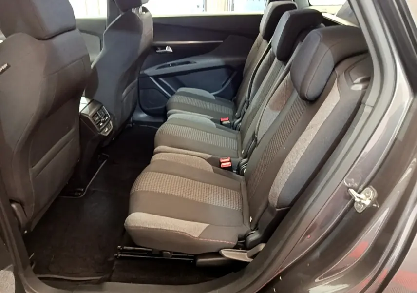 Vue intérieure côté droit sur la banquette arrière grise du Peugeot 5008 2021 avec sièges tissu et porte ouverte.