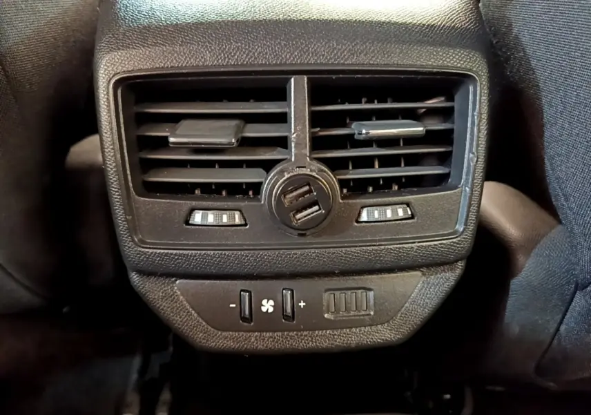 Vue rapprochée des commandes de ventilation arrière avec prises USB doubles sur Peugeot 5008 gris clair.