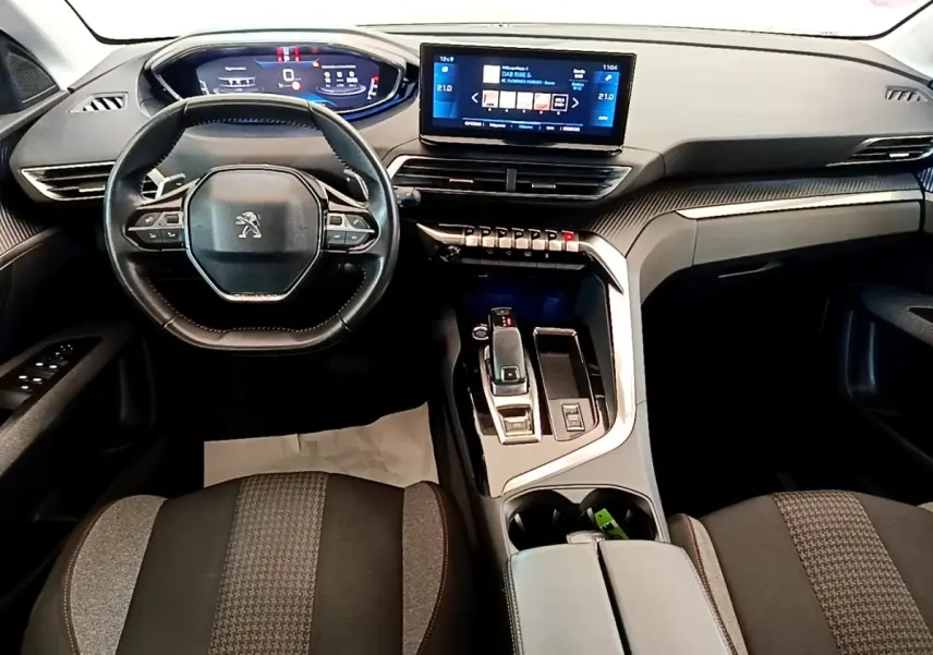 Vue intérieure avant du Peugeot 5008 2021, tableau de bord moderne avec écran tactile et volant cuir multifonctions.