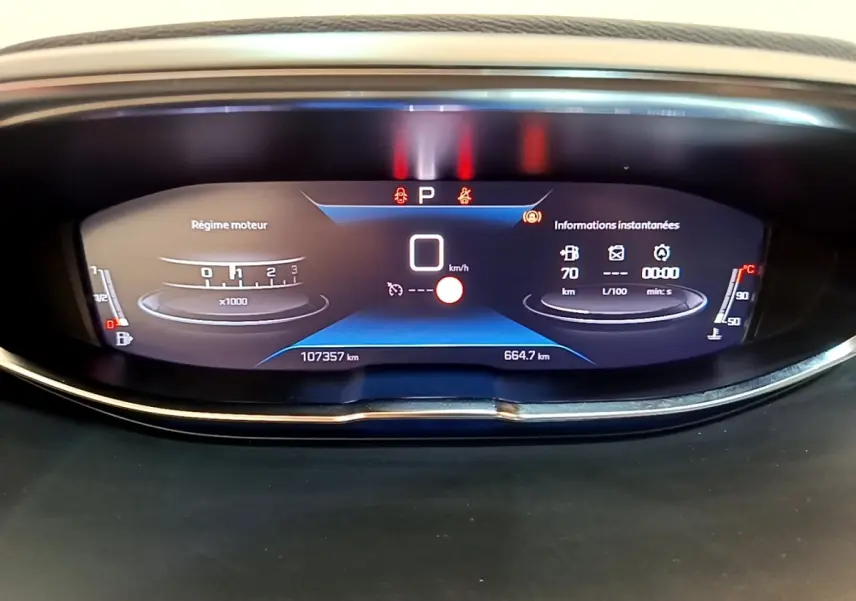 Affichage numérique du tableau de bord du Peugeot 5008 gris clair, montrant la vitesse à 0 km/h et le régime moteur.