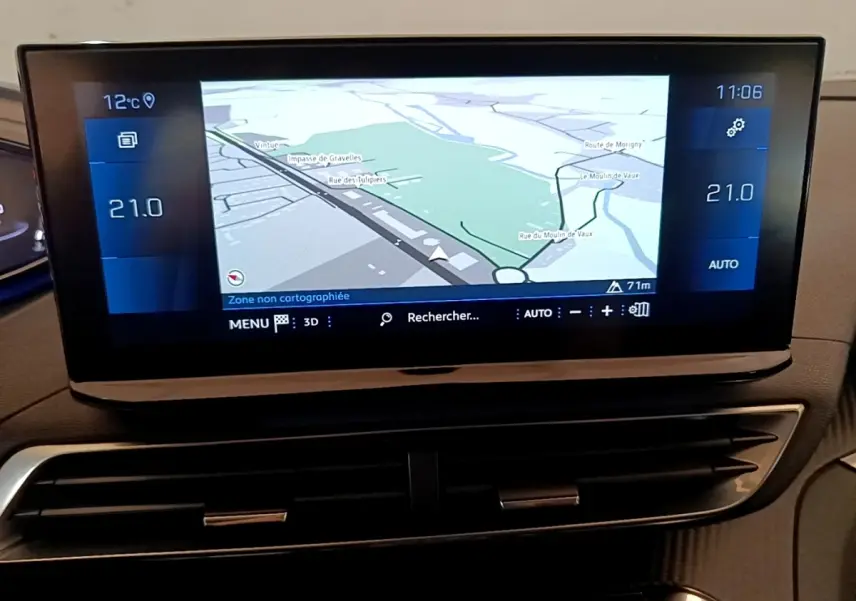 Écran tactile central du tableau de bord du Peugeot 5008 gris clair, affichant la navigation 3D et la climatisation à 21°C.