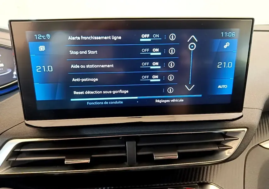 Écran tactile central du Peugeot 5008 gris clair affichant les réglages d'aide à la conduite et climatisation à 21°C.