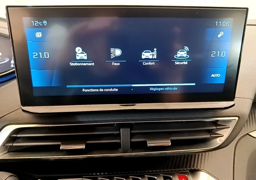 Écran tactile central affichant les réglages de conduite du Peugeot 5008 gris clair, vue de face rapprochée.