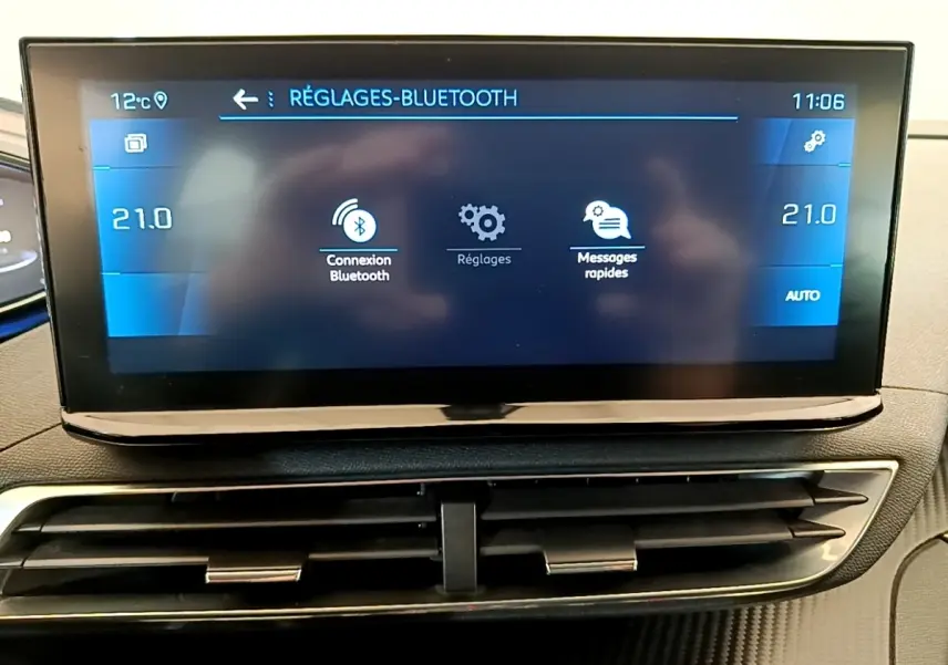 Écran tactile central du Peugeot 5008 gris clair affichant les réglages Bluetooth et la température à 21°C.