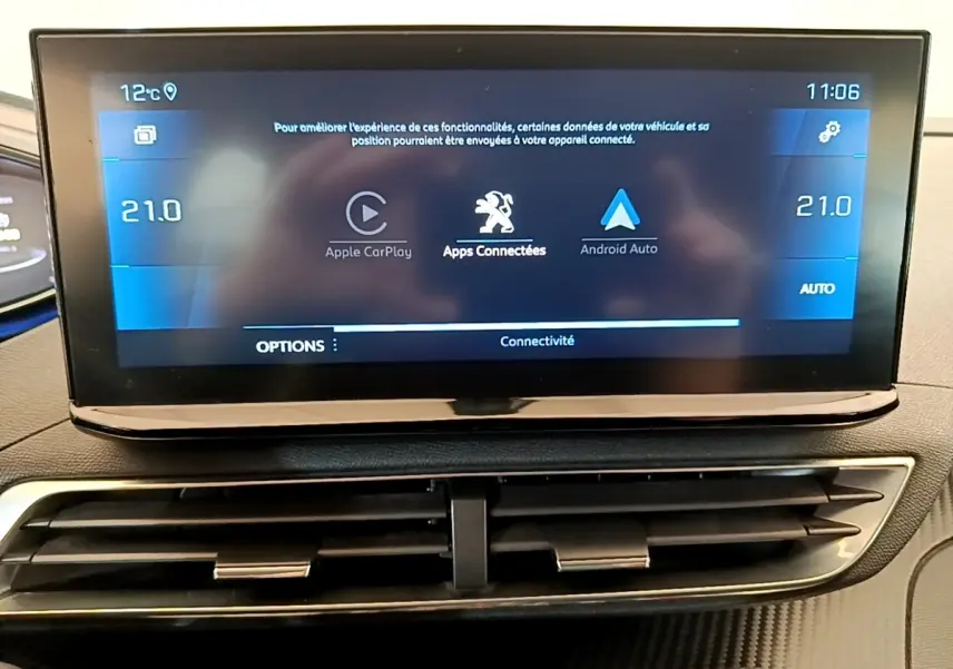 Écran tactile central du tableau de bord du Peugeot 5008 gris clair affichant Apple CarPlay et Android Auto.