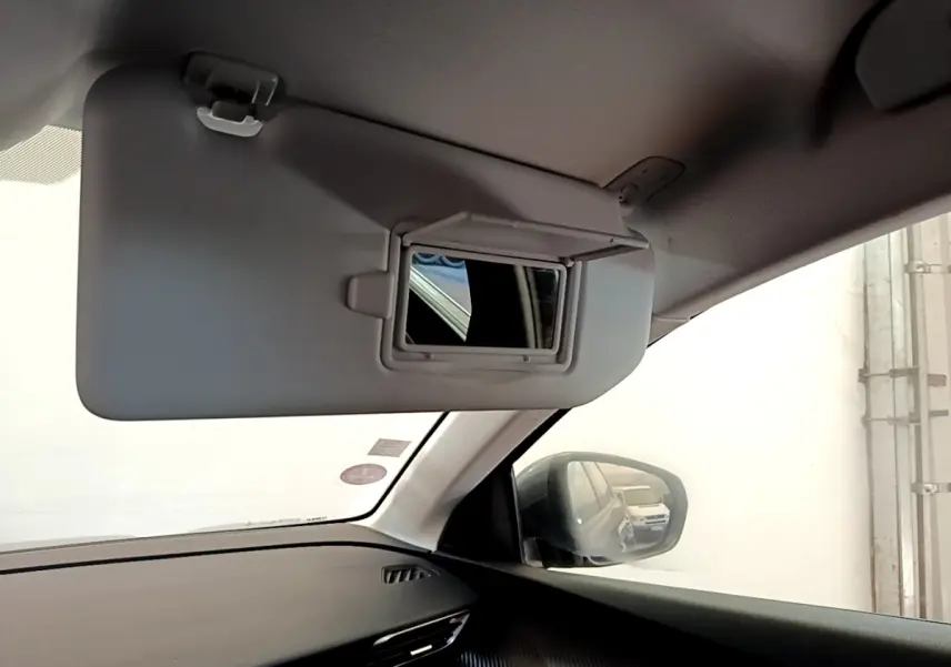 Intérieur du Peugeot 5008 gris clair vu côté passager, avec pare-soleil rabattable et miroir intégré.