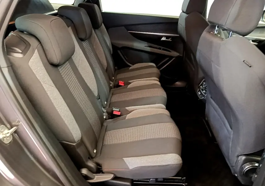 Vue intérieure côté gauche montrant la banquette arrière tissu gris avec appuie-têtes du Peugeot 5008 2021.