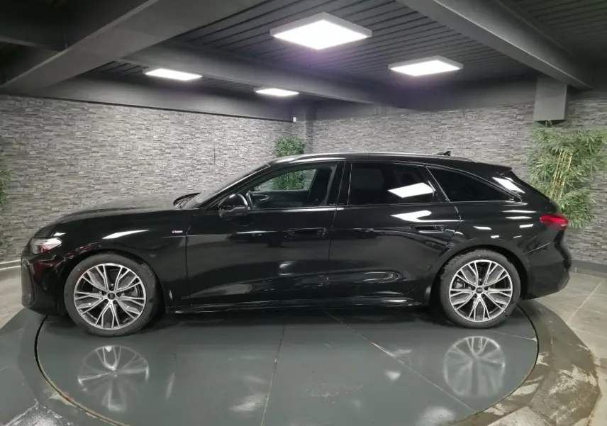 Audi A5 Avant noir vue de profil côté gauche, avec jantes 19 pouces et finitions S line visibles.