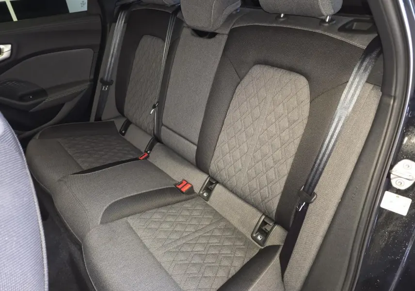 Vue côté droit de la banquette arrière en tissu gris à motifs losanges de l'Audi A5 Avant noir 2025.