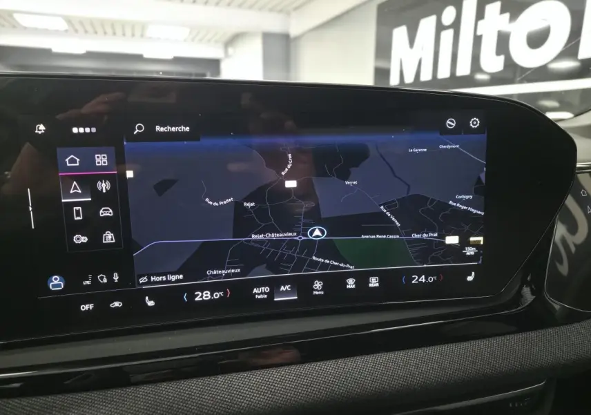 Écran tactile MMI central affichant la navigation dans l’Audi A5 Avant S line noire, vue intérieure frontale.