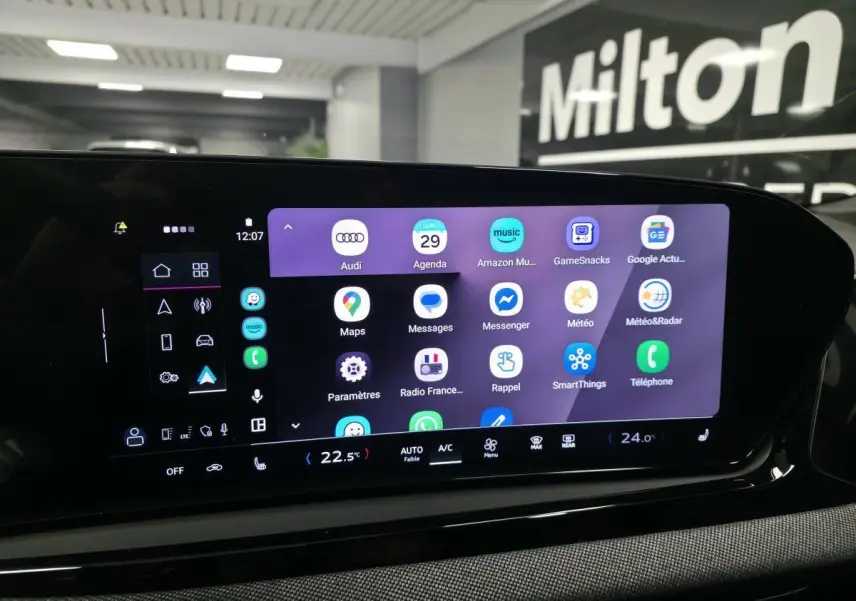 Écran tactile MMI central affichant des applications, intérieur noir de l'Audi A5 Avant 2025.