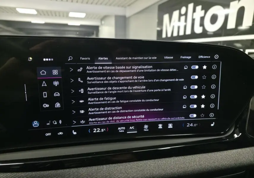 Écran tactile intérieur affichant les réglages d'assistance à la conduite de l'Audi A5 Avant noir, vue de face.