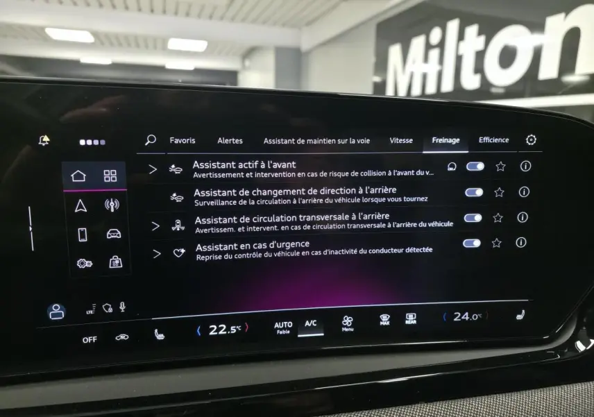 Écran tactile intérieur de l'Audi A5 Avant 2025 affichant les assistants de conduite et la climatisation à 22,5°C côté gauche.