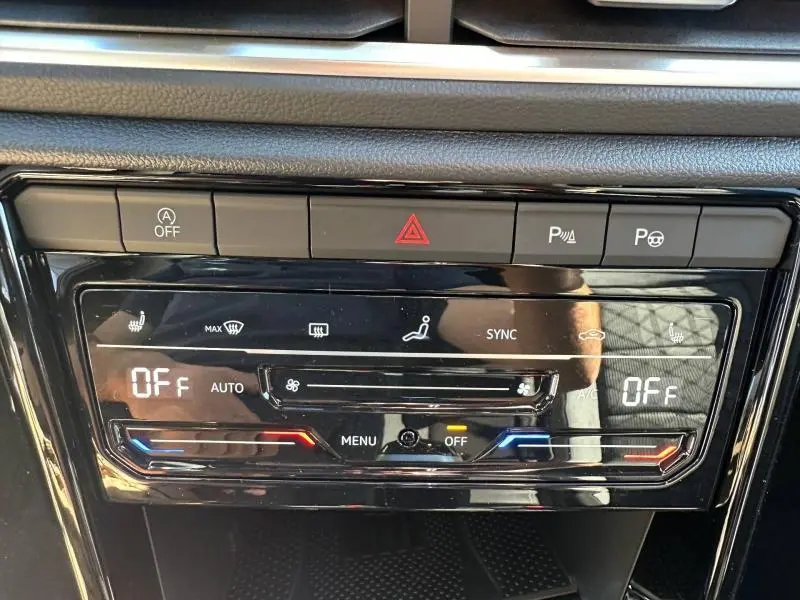 Gros plan sur la commande de climatisation digitale noire du Volkswagen T-Roc 2025 avec affichage et boutons tactiles.