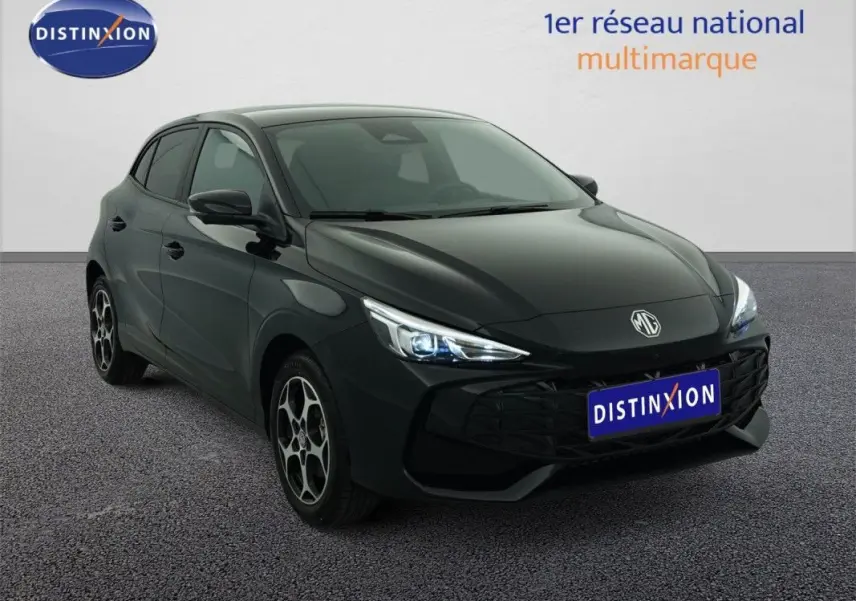 MG3 1.5 HYBRID+ 195 LUXURY en Pebble Black, vue 3/4 avant avec phares LED et jantes alliage distinctives.