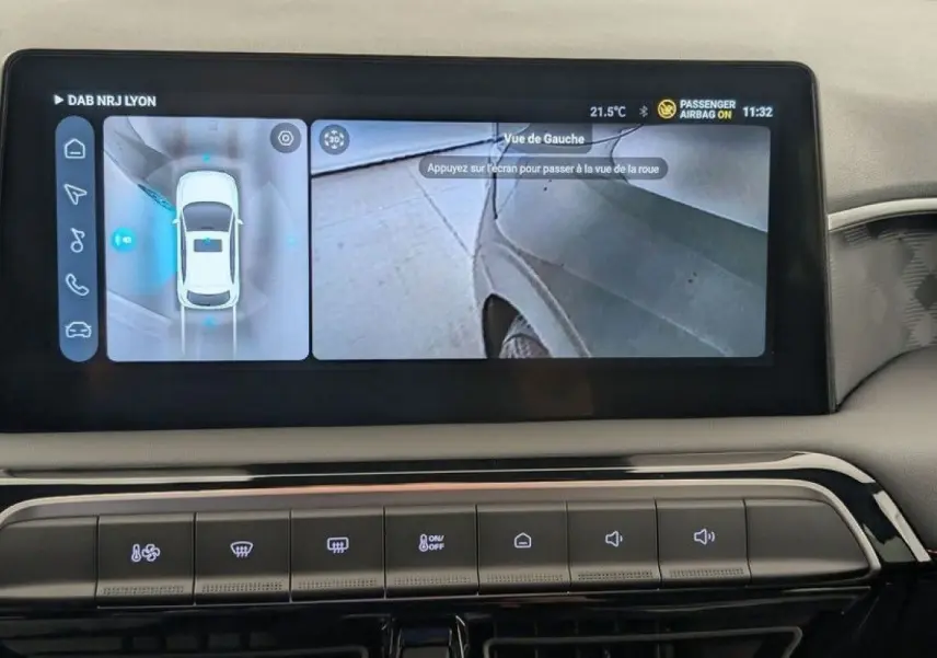 Vue de l'écran intérieur montrant la caméra 360° et la vue latérale gauche du MG3 Pebble Black 2026.