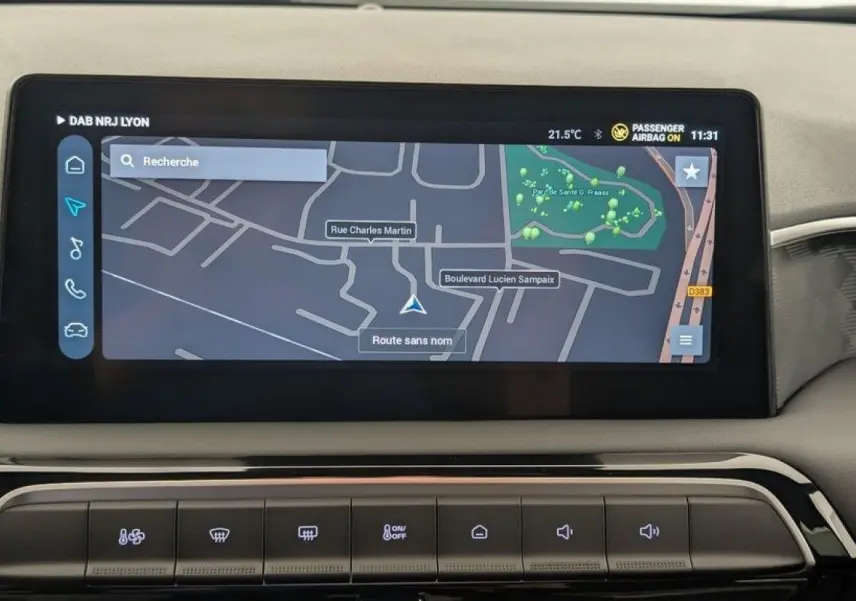Écran tactile central du tableau de bord de la MG3 1.5 HYBRID+ 195 LUXURY affichant la navigation GPS.