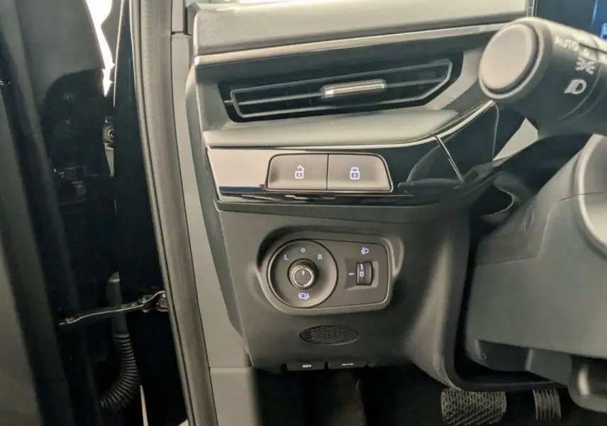 Détail du tableau de bord côté gauche du MG3 1.5 HYBRID+ 195 LUXURY noir, avec commandes des rétroviseurs et verrouillage centralisé.