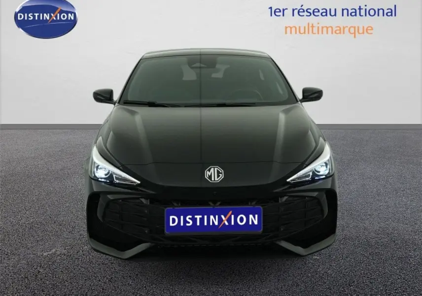 Vue frontale de la MG3 1.5 HYBRID+ 195 LUXURY noire Pebble Black avec phares LED allumés sur fond neutre.
