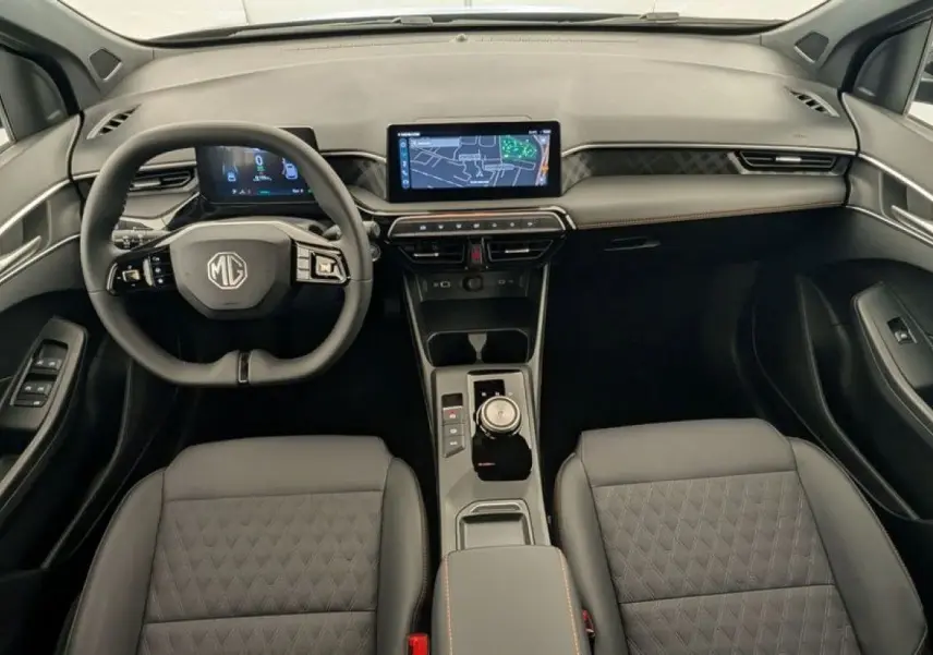 Vue intérieure frontale du tableau de bord et volant noir du MG3 1.5 HYBRID+ 195 LUXURY avec écran tactile central et sellerie cuir noire.