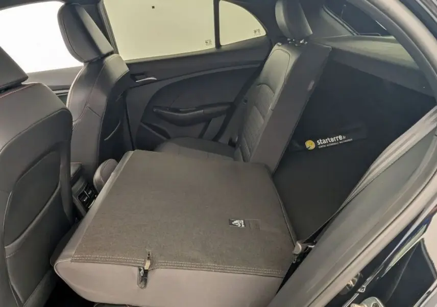 Vue intérieure côté droit du MG3 1.5 HYBRID+ 195 LUXURY 2026 en Pebble Black, siège arrière partiellement rabattable.
