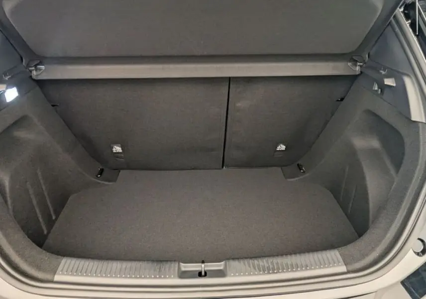 Coffre ouvert vu de l'arrière d'une MG3 1.5 HYBRID+ 195 LUXURY en Pebble Black, intérieur noir spacieux et propre.