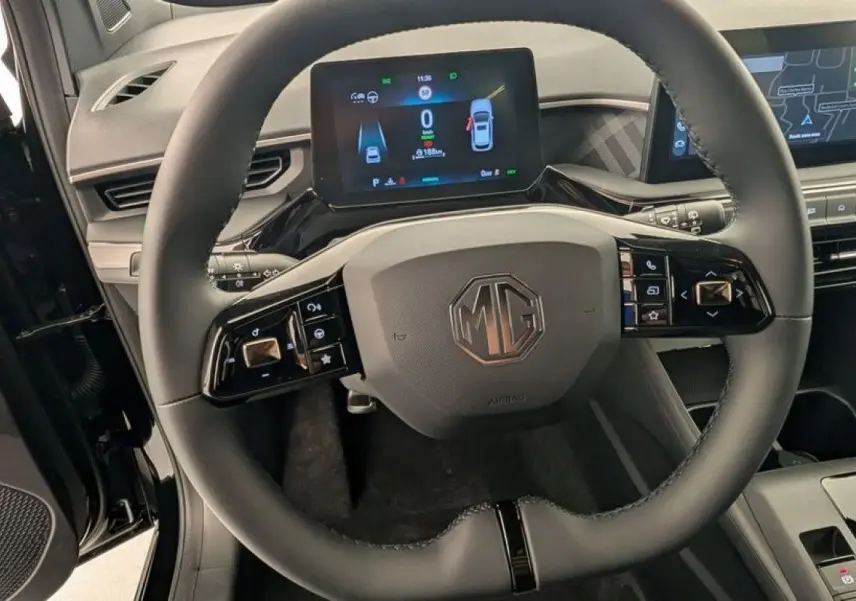 Vue intérieure centrée sur le volant noir du MG3 1.5 Hybrid+ 195 Luxury avec tableau de bord digital et écran tactile.