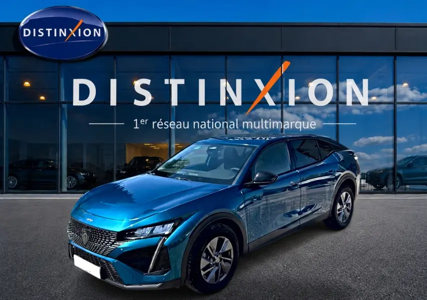 Peugeot 408 Hybrid 145 allure e-dcs6 bleu en 3/4 avant droit, avec jantes alu et vitres surteintées.