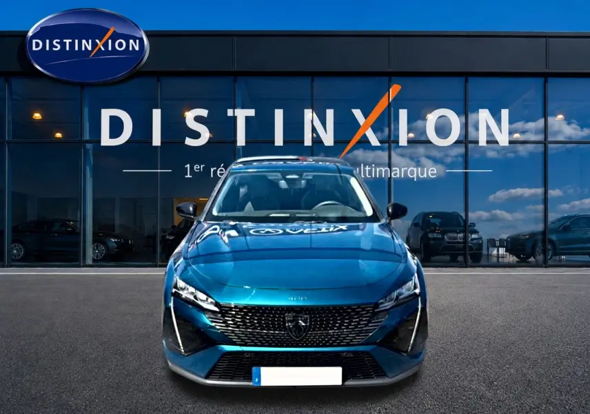 Vue frontale d'une Peugeot 408 Hybrid 145 allure e-dcs6 bleu, avec calandre noire et phares LED distinctifs.