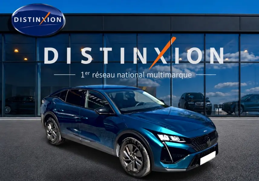 Vue 3/4 avant droite d'une Peugeot 408 Hybrid 145 allure e-dcs6 bleu métallisé devant une vitrine Distinxion.