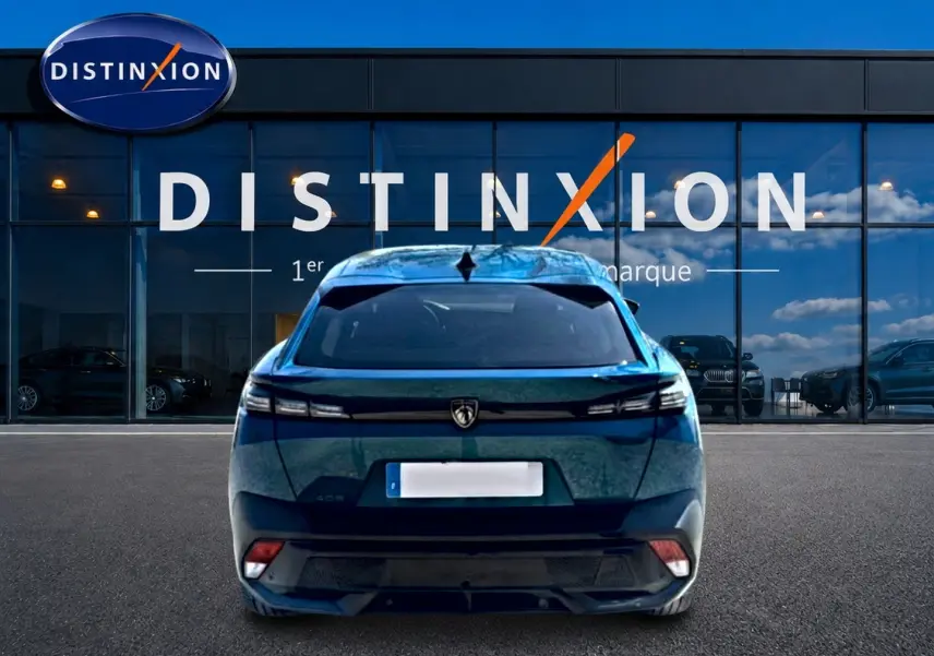 Vue arrière d'une Peugeot 408 Hybrid 145 allure e-dcs6 bleu, avec feux LED et lunette arrière surteintée.