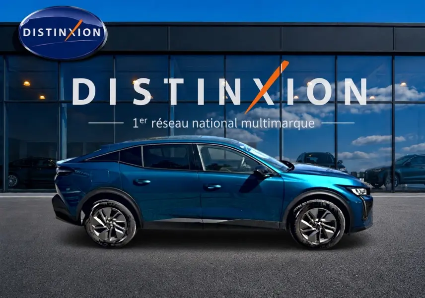 Profil côté gauche d'une Peugeot 408 Hybrid 145 allure e-dcs6 bleu métallisé devant une vitrine Distinxion.