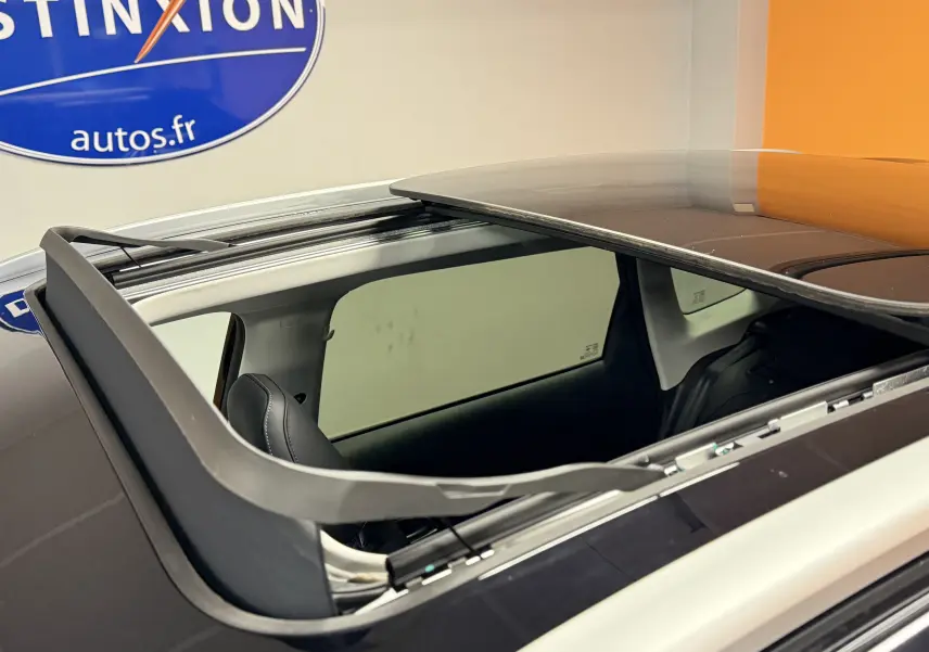Toit panoramique ouvert du MG MOTOR ZS noir 2026, vue rapprochée sur l'ouverture et l'intérieur partiel.