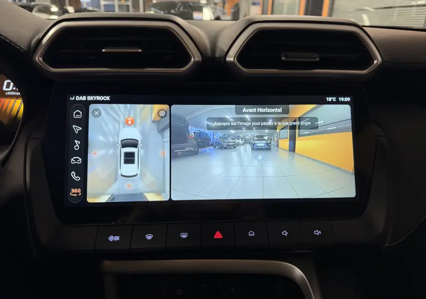 Écran tactile intérieur du MG ZS Hybrid+ 2026 affichant la caméra 360° avec vue avant et vue du dessus du véhicule.