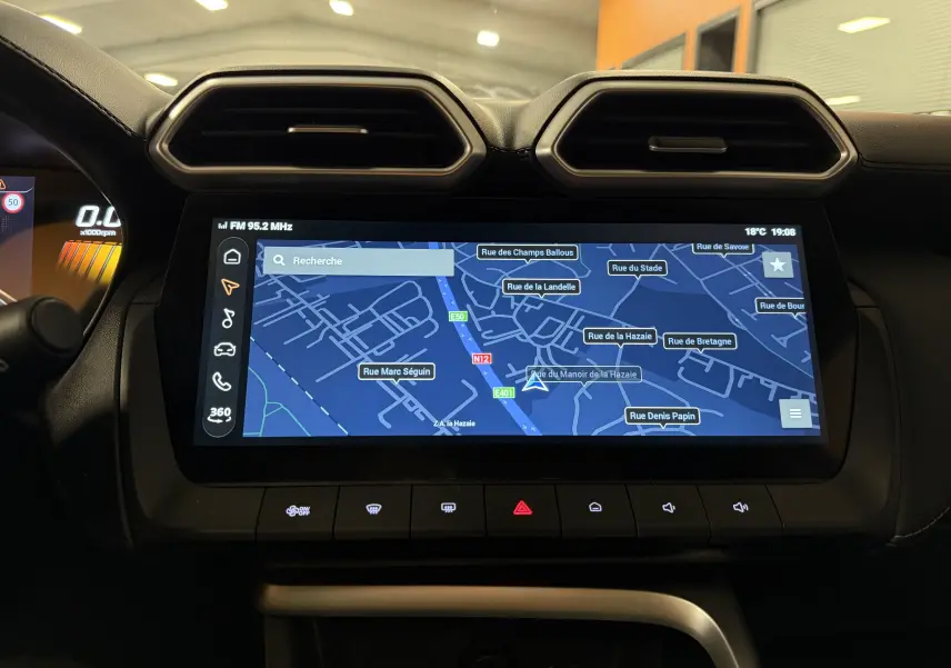 Vue rapprochée de l’écran tactile central du MG ZS noir 2026 affichant la navigation avec carte détaillée.