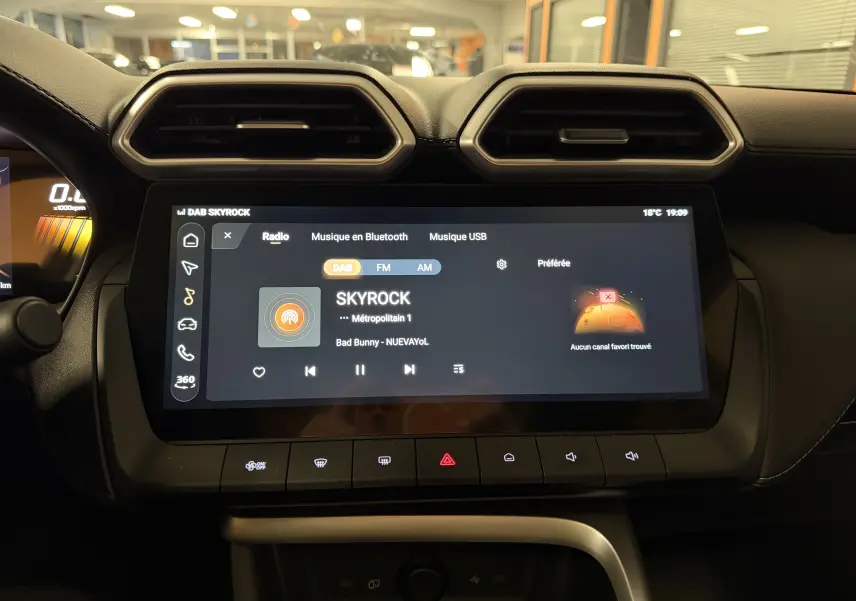 Vue rapprochée de l’écran tactile central du MG ZS 2026 noir, affichant la radio DAB Skyrock et les commandes climatisation.