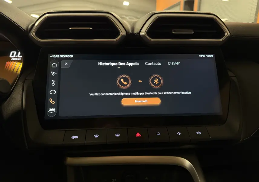 Écran tactile central du tableau de bord du MG ZS 2026, affichant le menu Bluetooth avec commandes et aérateurs hexagonaux.
